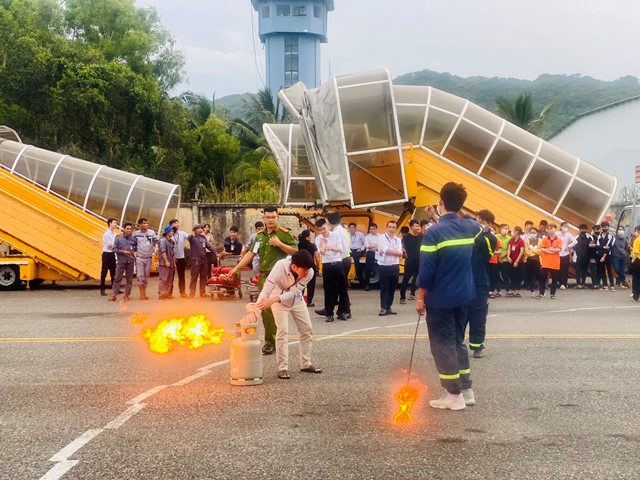 Cảng hàng không Côn Đảo huấn huyện, bồi dưỡng nghiệp vụ Phòng cháy chữa cháy cho cán bộ, nhân viên năm 2023